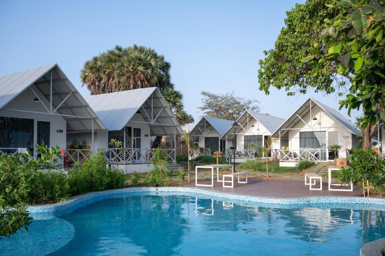Praveg Beach Resort Daman Lighthouse Beach Экстерьер фото