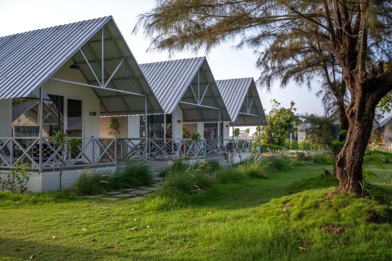 Praveg Beach Resort Daman Lighthouse Beach Экстерьер фото