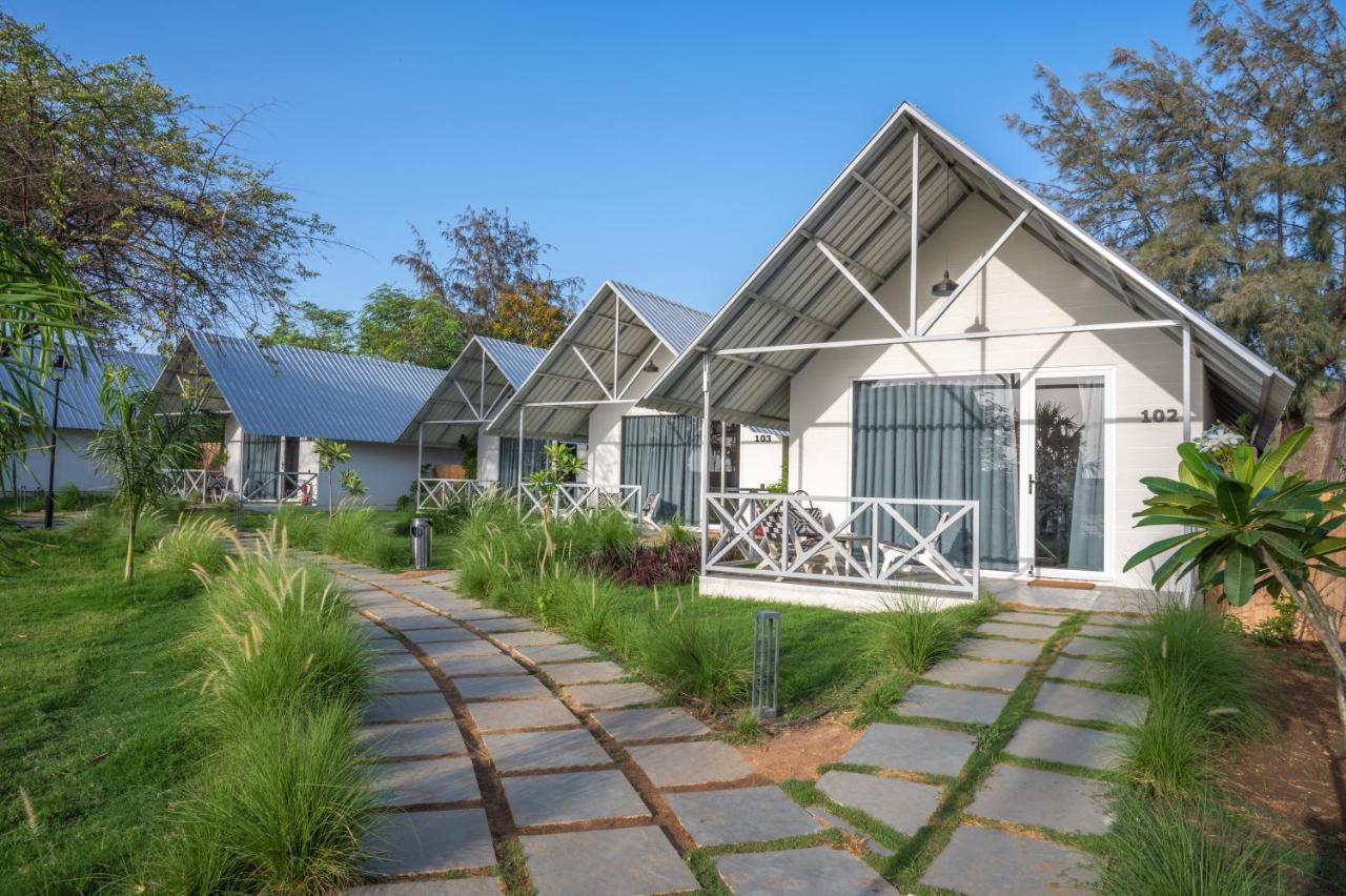 Praveg Beach Resort Daman Lighthouse Beach Экстерьер фото