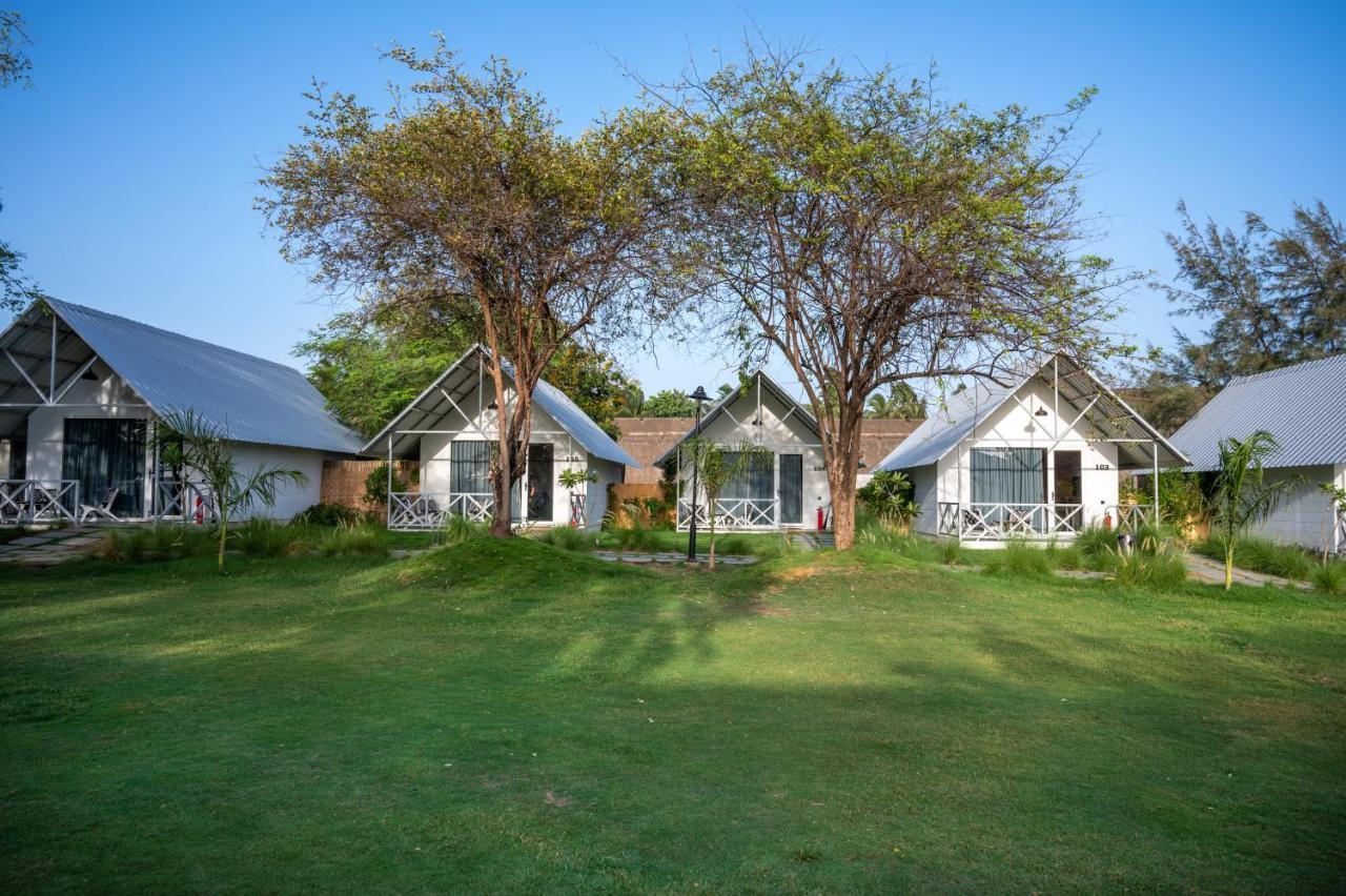 Praveg Beach Resort Daman Lighthouse Beach Экстерьер фото